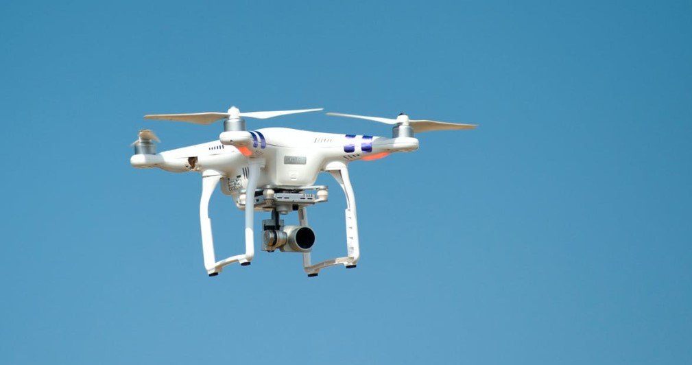 Hvor gammel skal man være for at flyve med drone?
