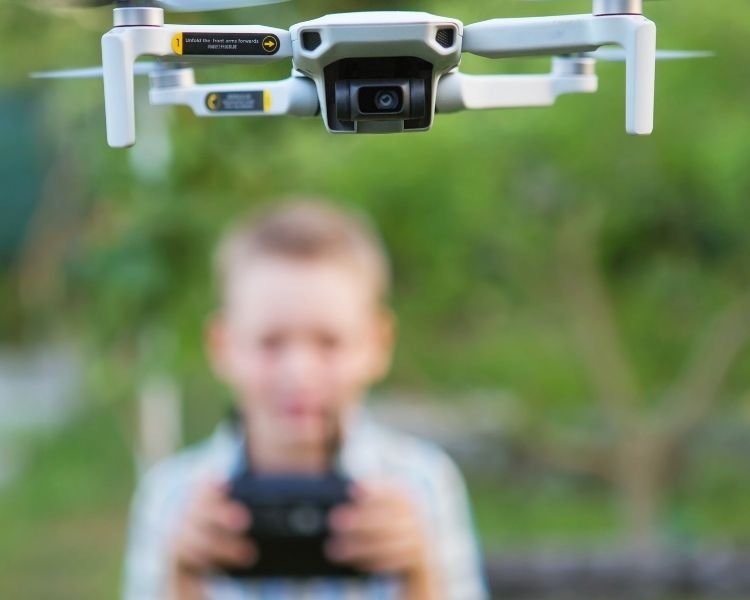 Må børn flyve med drone udenfor?